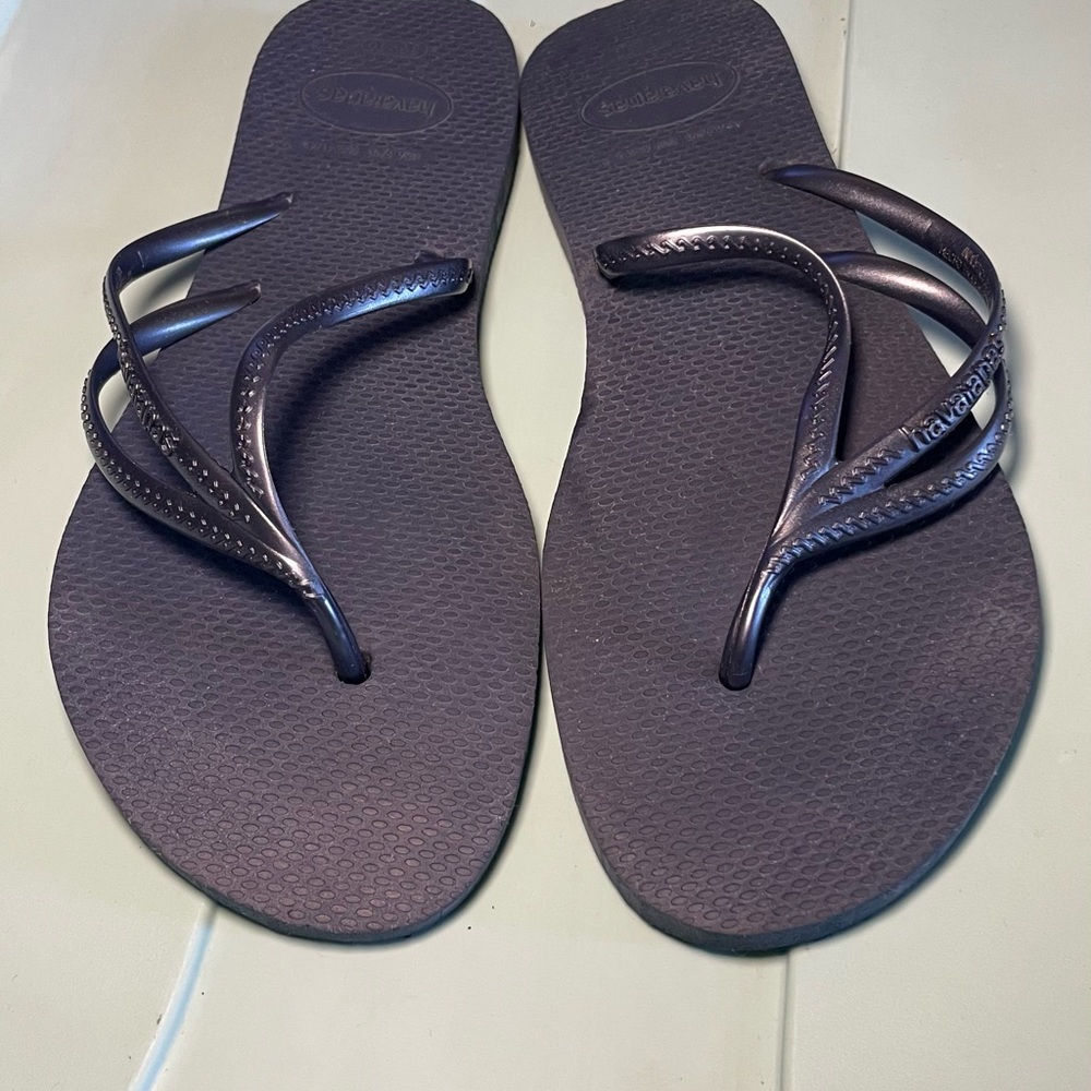 Gently Used Havaianas flip flops Size 39